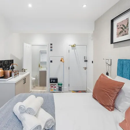 Minimalist Studio Bliss With Refreshing Ambiance